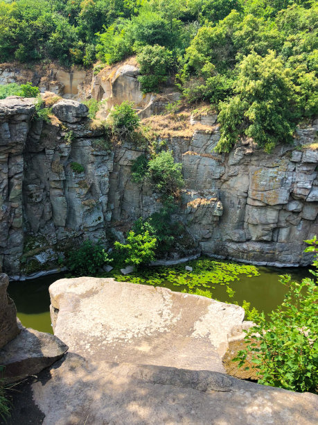 巴科塔陡峭的悬崖和绿水图片下载