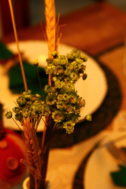 插花:为圣诞节装饰餐桌图片下载