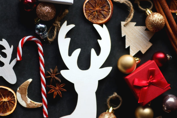 圣诞装饰，礼物和驯鹿图片下载