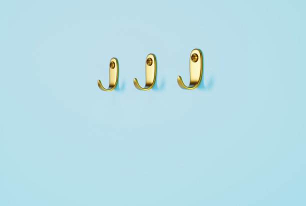 蓝墙上挂着衣架。图片下载