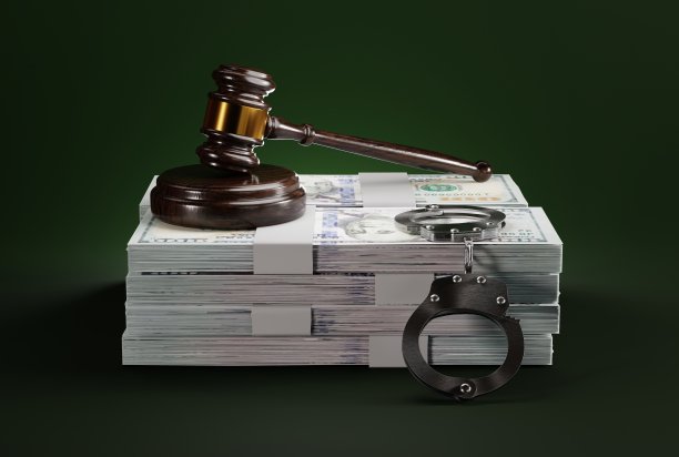 法官用木槌敲了几捆钞票。图片下载