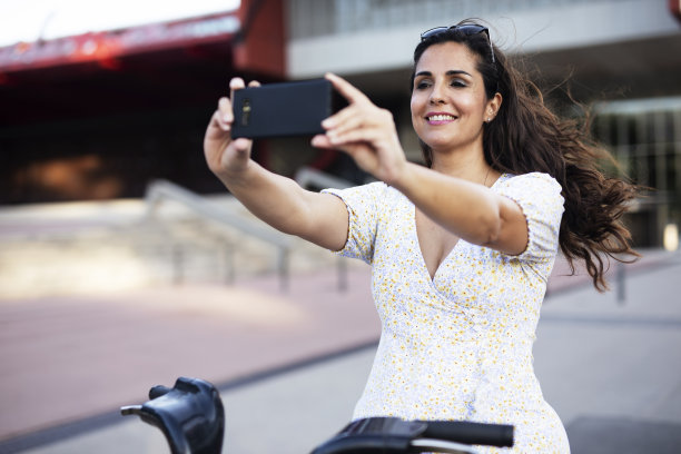 美丽的女孩的肖像与电动自行车图片下载