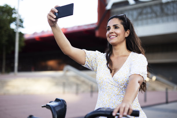 美丽的女孩的肖像与电动自行车图片下载