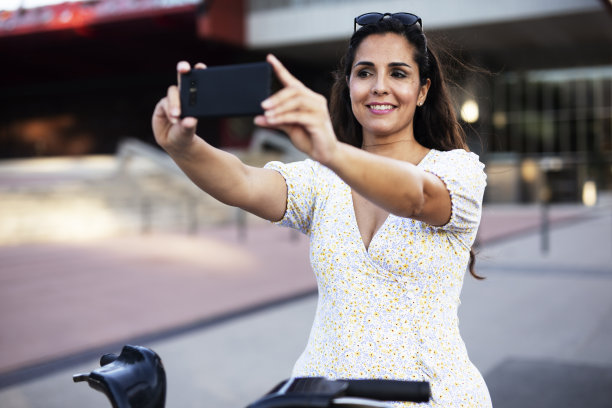 美丽的女孩的肖像与电动自行车图片下载