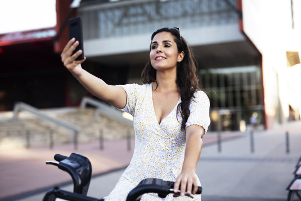 美丽的女孩的肖像与电动自行车图片下载