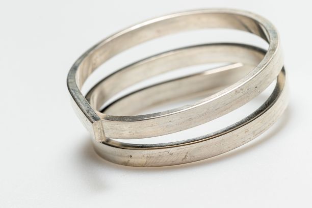 制作珠宝用的银丝。图片下载