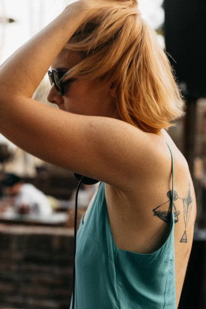 年轻迷人的红发DJ图片下载