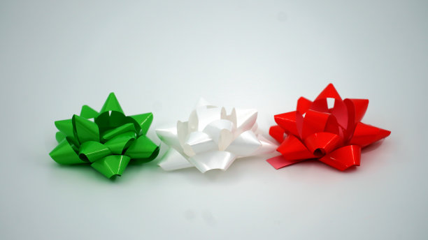 礼品蝴蝶结在意大利国旗的颜色在孤立的背景图片下载