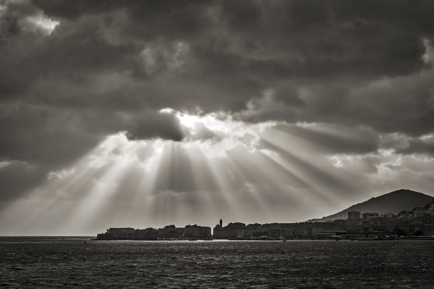 阿雅克肖在风暴丹尼斯的狂风下图片下载