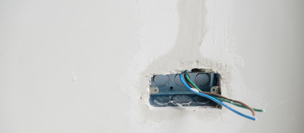 石膏下的电线，混凝土插座的隐藏安装电缆。住宅和公寓概念的改造、维修和发展图片下载