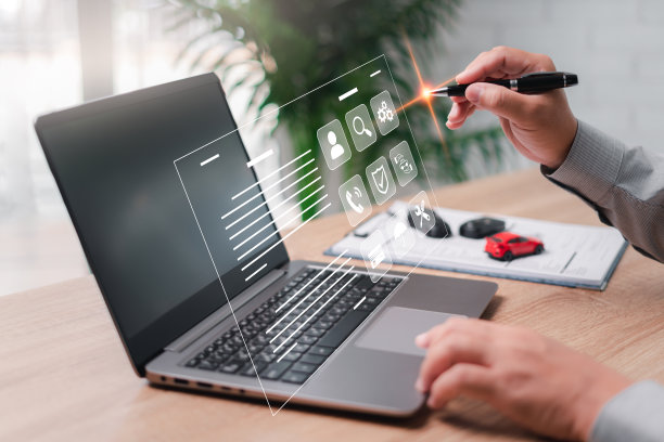 汽车服务人员和保险人员在虚拟屏幕上查看文件和保险条件，并使用笔记本电脑和智能文件上的笔图片下载