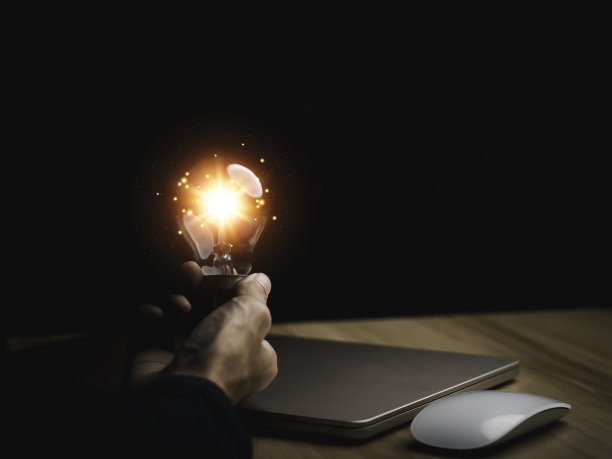 拿着灯泡的商人，有创意的新想法。创新、头脑风暴、解决方案和灵感概念。想象力，创造性思维解决问题。图片下载