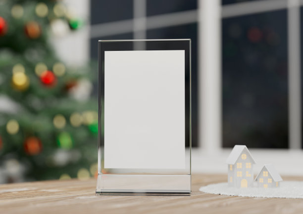 模型白色空白卡，用于问候语，表号，邀请模板。背景是一棵模糊的圣诞树。具有剪切路径。图片下载