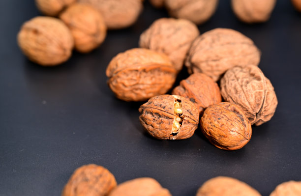 黑色背景的核桃图片下载