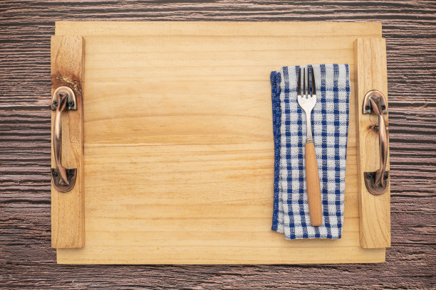 木托盘，布和餐具放在木桌上图片下载