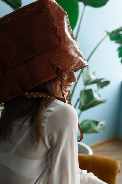 一个女人身上的橙色皮包的特写照片图片下载