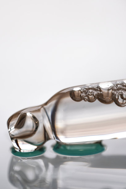 透明移液管与化妆品液体在一个光明的背景。微距照片，垂直图像。图片下载