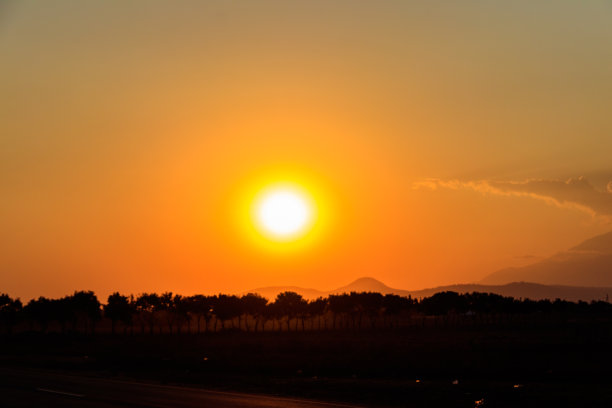 坦桑尼亚大草原上美丽的非洲日落图片下载