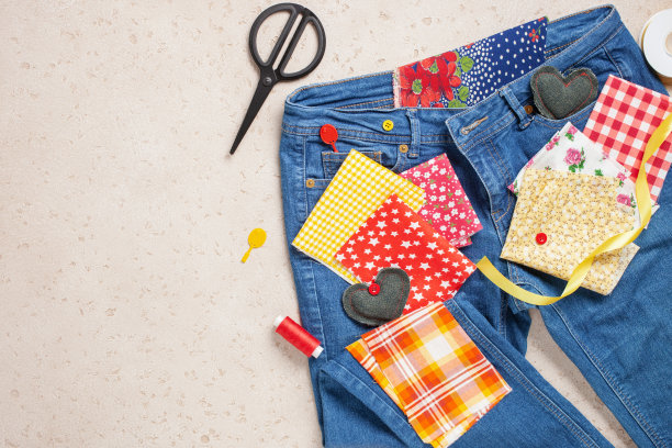 旧牛仔裤和带缝纫配件的布料。前视图。周期的概念。图片下载