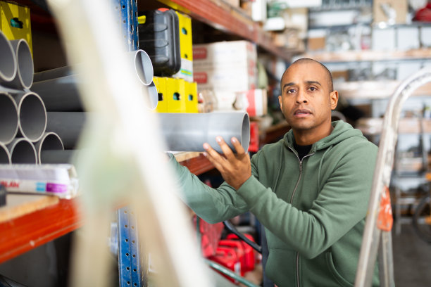 拉丁美洲男子在商店挑选建筑材料图片下载