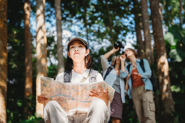 女人的家人或朋友团体徒步旅行在冒险的生活方式，自然山徒步旅行在假期假期与旅程的假期，在夏天一起快乐的休闲背包客旅行图片下载