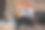 爸爸和儿子孩子们坐在圣诞树旁边看书图片下载