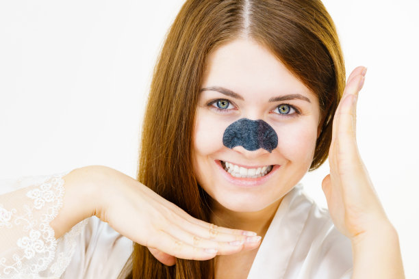 女士在鼻子上涂毛孔条图片下载