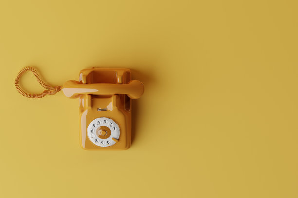 顶部视图的黄色复古电话与拨号的数字。图片下载