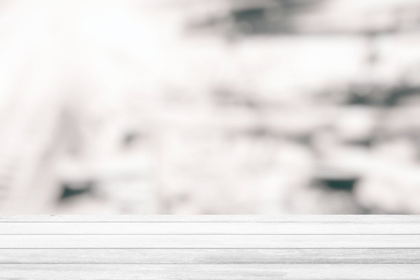白色木桌，模糊的白色厨房背景，适合产品展示和食物概念。图片下载