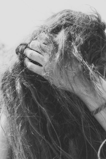 近女子头发流动的单色概念照片图片下载