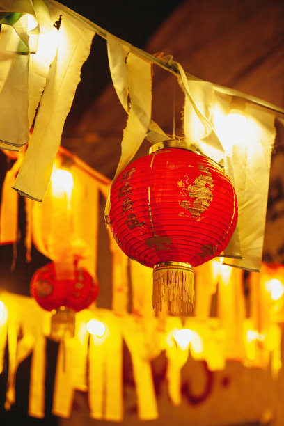 晚上，院子里挂着中国纸红灯笼，上面挂着彩带和灯笼图片下载