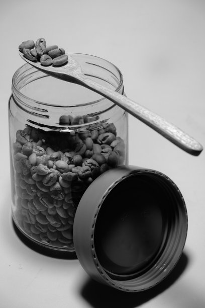 一罐咖啡豆。图片下载