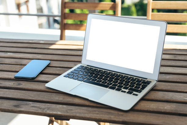 笔记本电脑空白空的模拟屏幕上的酒店阳台，工作的度假概念图片下载