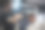 发型师用发胶喷发型。水滴在空气中可见图片下载