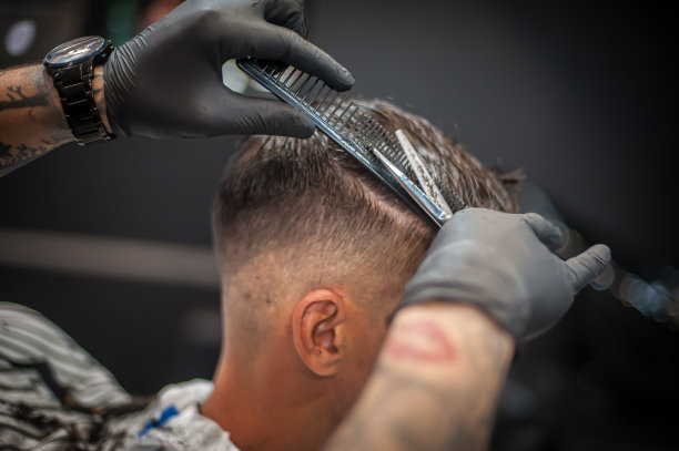 现代都市美发师在专业工作室用剪子剪头发图片下载