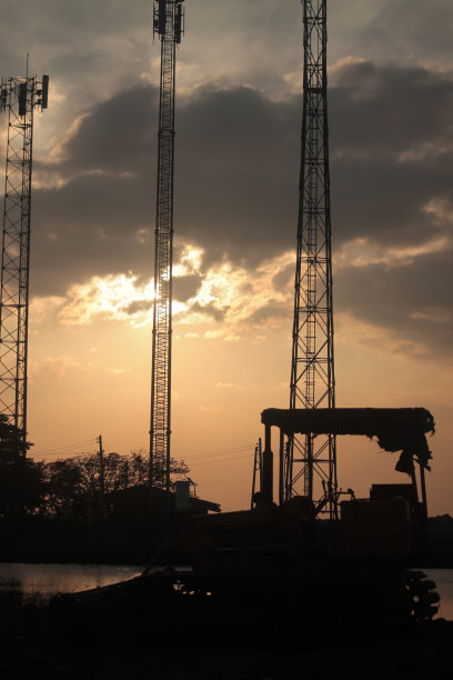 老式拖拉机的剪影。图片下载