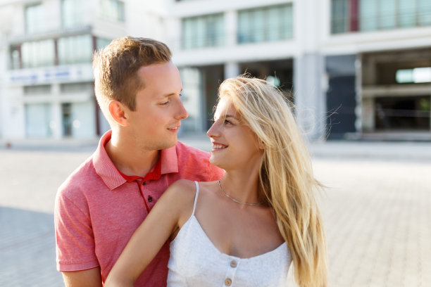 一个微笑的美丽的年轻夫妇的特写图片下载