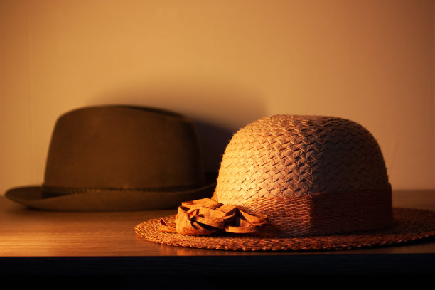 女草帽，背景是男草帽。图片下载
