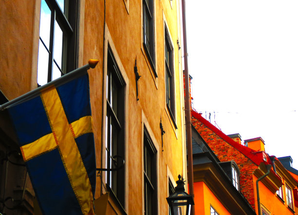 首都甘拉斯坦街(老城)建筑物上的旗帜。图片下载