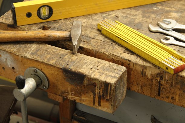 工作台上的工具图片下载