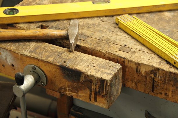 工作台上的工具图片下载