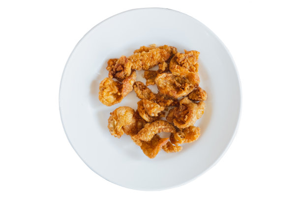 在大理石黑土上煎鸡皮图片下载