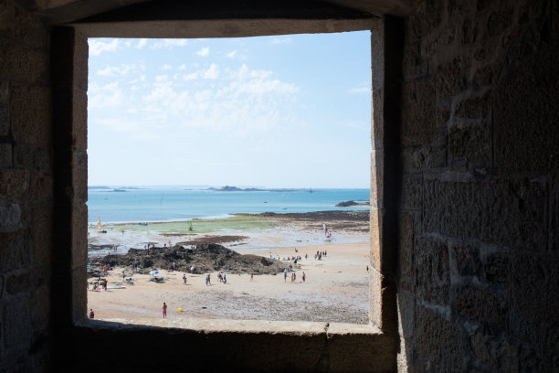 从城堡的窗户看到圣马洛美丽的海滩图片下载