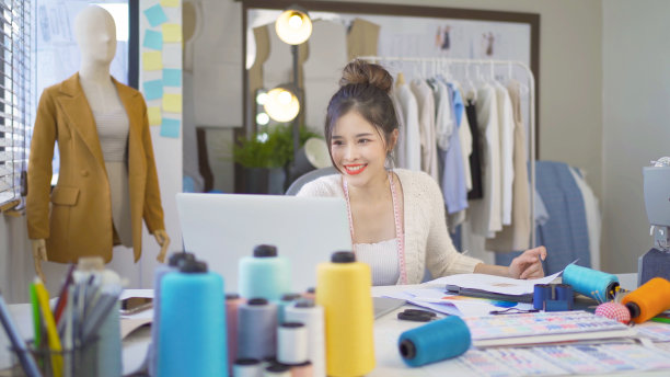 自由设计师，裁缝，造型师艺术家亚洲女性，泰国人在家里或房子在线上工作的时装设计衣服和服装衬衫。人们的生活方式。创新业务。图片下载
