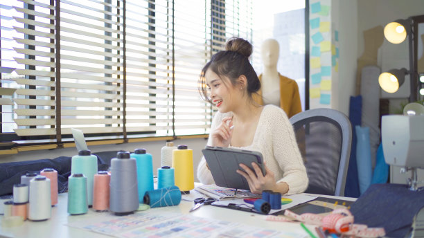 自由设计师，裁缝，造型师艺术家亚洲女性，泰国人在家里或房子在线上工作的时装设计衣服和服装衬衫。人们的生活方式。创新业务。图片下载