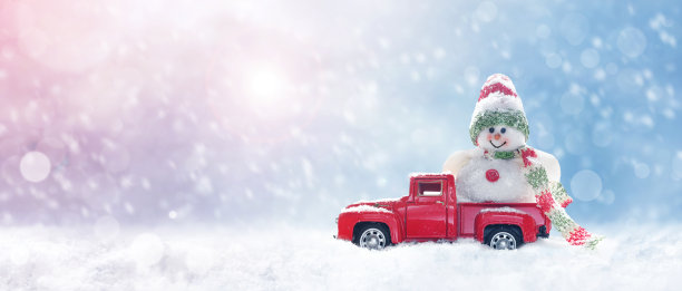 新年圣诞雪的概念。节日快乐。圣诞节和交通。雪人冬天和玩具卡车图片下载
