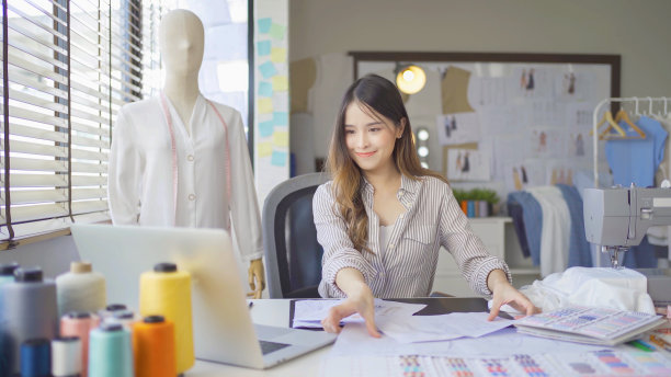 自由设计师，裁缝，造型师艺术家亚洲女性，泰国人在家里或房子在线上工作的时装设计衣服和服装衬衫。人们的生活方式。创新业务。图片下载