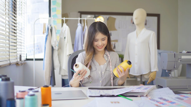 自由设计师，裁缝，造型师艺术家亚洲女性，泰国人在家里或房子在线上工作的时装设计衣服和服装衬衫。人们的生活方式。创新业务。图片下载