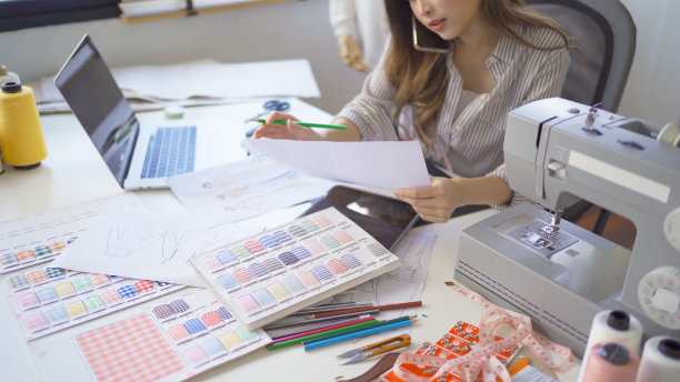 自由设计师，裁缝，造型师艺术家亚洲女性，泰国人在家里或房子在线上工作的时装设计衣服和服装衬衫。人们的生活方式。创新业务。图片下载