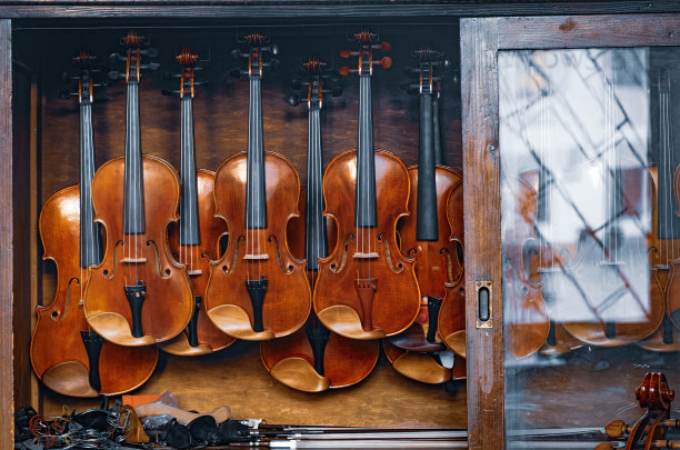 古老的乐器，小提琴和大提琴图片下载